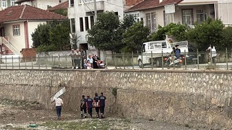 Kediye yardım etmek isteyen genç kız su kanalına düştü