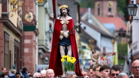 Brauchtum: Andächtiger Schweigemarsch am Karfreitag durch Lohr