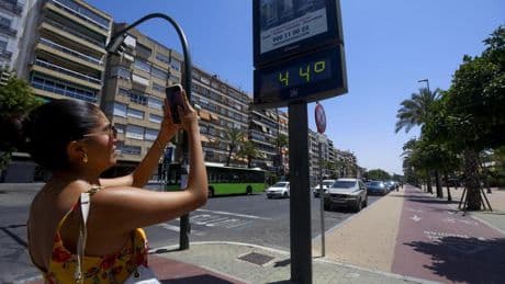 Un domingo a más de 42ºC: la ola de calor abrasa la costa mediterránea y el sur peninsular