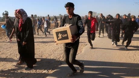 Israel obliga a miles de gazatíes a recorrer decenas de kilómetros para acceder a la ayuda