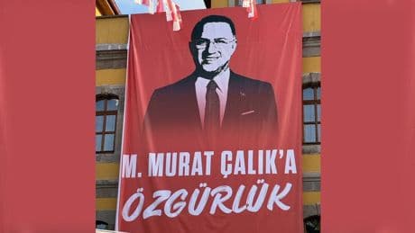 Trabzon mitinginin yapılacağı meydanda dikkat çeken afiş