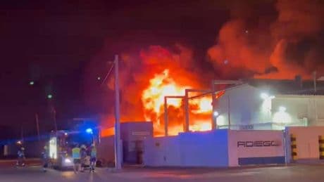 Un incendio de madrugada en una empresa química de Zaragoza corta el tren y obliga a dejar a los vecinos en sus casas