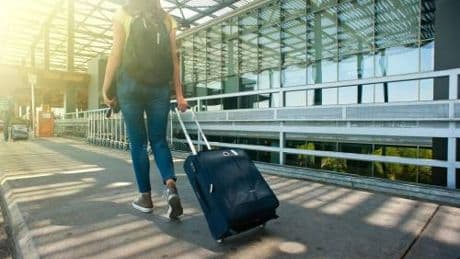 Viaggiare in aereo, novità per i bagagli: si va verso l'etichetta elettronica
