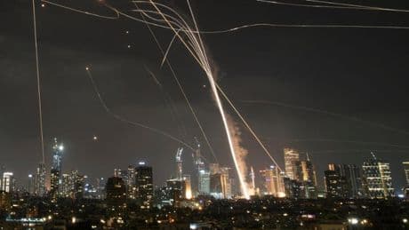 Attacchi contro la residenza di Khamenei. La risposta dell’Iran: missili su Israele, 3 morti e oltre 80 feriti