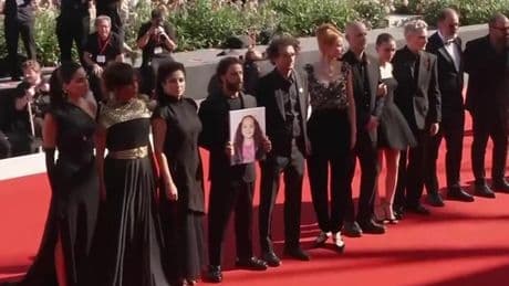 Hind Receb'in hikayesi Venedik'te… Galada İsrail'in öldürdüğü kızın fotoğrafı taşındı