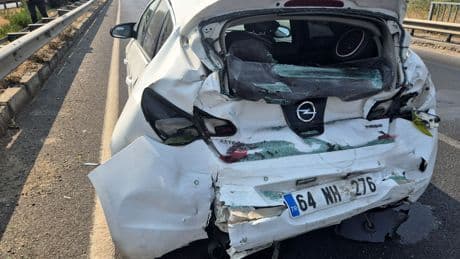 Yolcu otobüsüyle otomobil çarpıştı: 3 yaralı