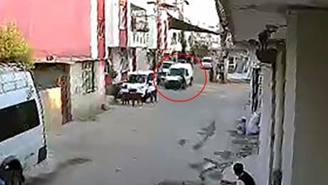 Sürücüsünün 'dur' ihtarına uymadığı araçtan 5 tabanca ve 1 Kalaşnikof çıktı