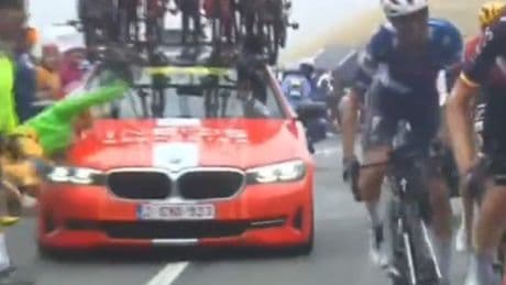 Tour de France : une voiture suiveuse fauche un spectateur au bord de la route