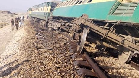 Pakistan’da tren raydan çıktı: 1 ölü, 33 yaralı