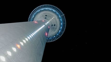 Rheinturm Düsseldorf: So lesen Sie die Uhr auf dem Wahrzeichen richtig