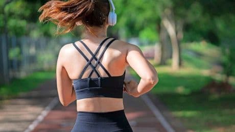 Is wandelen of fietsen beter om af te vallen? ’13 uur lopen om één kilo kwijt te raken’
