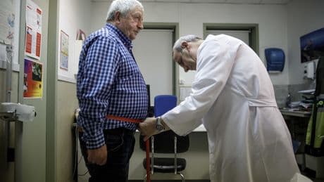 Más enfermedades, menos trabajo: la salud crónica presiona la economía española