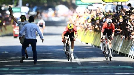 Superstar stürzt ++ Zuschauer im Ziel-Sprint - Chaos-Rennen bei Tour de France