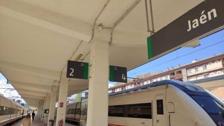 Nuevo incidente ferroviario en Andalucía: una vagoneta descarrila y bloquea la estación de tren de Jaén