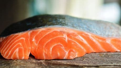 No tires la piel del salmón: el truco de un pescadero para no desperdiciar una de las partes más nutritivas