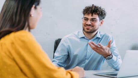 Unverschämte Bemerkungen souverän kontern: Etikette-Expertin empfiehlt einfachen Trick