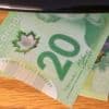 D'après un récent sondage, près de six Canadiens sur dix souhaitent voir le pourboire des serveurs intégré à leur salaire