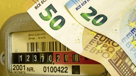 Waakhond hekelt te dure energieleveranciers, consumenten betalen tot €900 te veel: ’Overstappen loont nog’