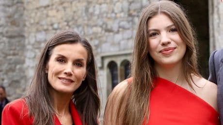 Sofía y Letizia se visten a juego, de rojo, para la graduación:  las imágenes del gran día de la Infanta en Gales