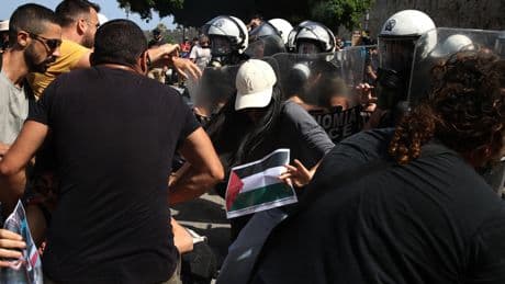 İsraillileri taşıyan kruvaziyer Rodos'ta da protesto edildi