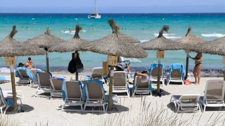 Urlauber und Hoteliers sind sauer - Sonnenliegen-Notstand am Strand auf Mallorca
