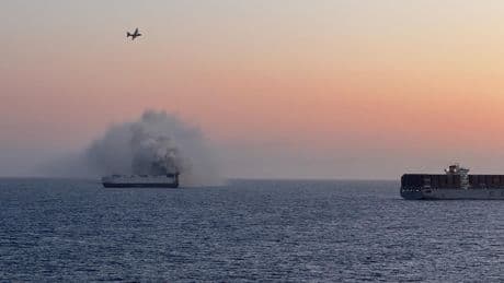 Alaska : un cargo transportant des véhicules électriques prend feu au large des cotes
