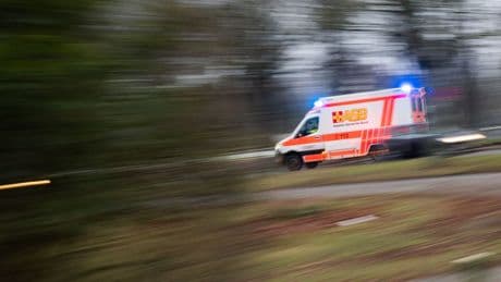 Unfälle: Krankenfahrstuhl-Fahrer stürzt in Graben