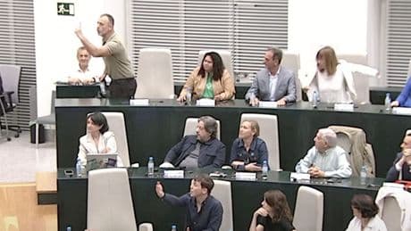 Bronca en el Ayuntamiento que acaba con la expulsión de un concejal de Más Madrid: &quot;Me ha llamado sinvergüenza&quot;