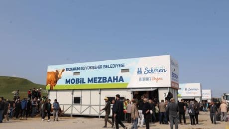 Kurban kestirmek isteyenler mobil mezbahanelere koştu