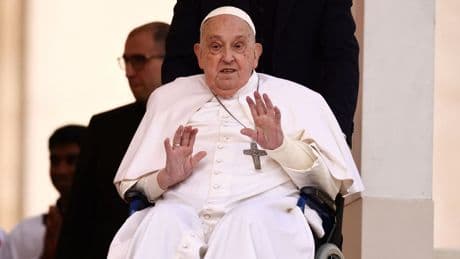 El papa Francisco aparece por sorpresa en la plaza de San Pedro para el Domingo de Ramos