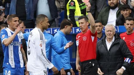 El Real Madrid supera el tiro en el pie de Mbappé y gana al Alavés en Mendizorroza (0-1)