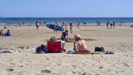 Canicule, ennui, touristes: l'été, la saison à fuir