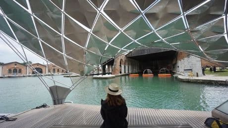 Grootste architectuurtentoonstelling opent in Venetië, klimaat en AI centraal