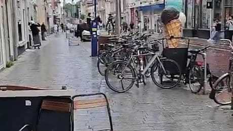 Schokkend moment: automobilist rijdt in op politiepaard