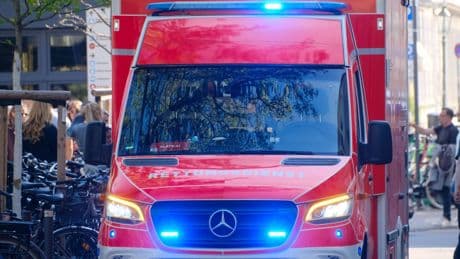 Unfall in Düsseldorf: Beifahrerin und Achtjährige im Krankenhaus