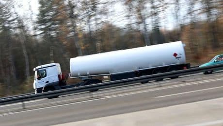 Verkehr: Tanklastwagen kippt auf Landstraße um