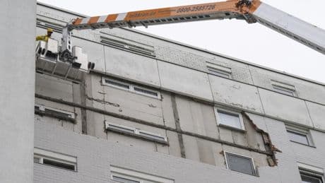 Hochhaus in Babenhausen: Behörden untersagen auch kurze Besuche zu Hause