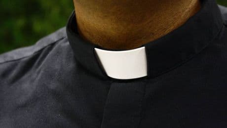 La tonaca che portiamo non è un’armatura. Il suicidio dei sacerdoti deve far riflettere