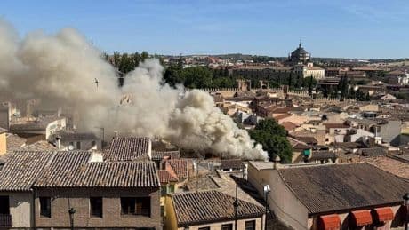 Arde por completo una vivienda okupada en Toledo: los inquilinos pelearon y quemaron un contenedor