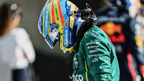 Alonso no da crédito: "Todos pasan por el bordillo y siguen en carrera"