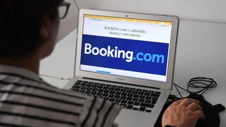 Parte la crociata contro Booking. Già 10mila gli hotel "Prezzi imposti"