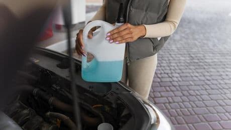 ¿Sabes cómo revisar el líquido refrigerante de tu coche? Te enseñamos a hacerlo