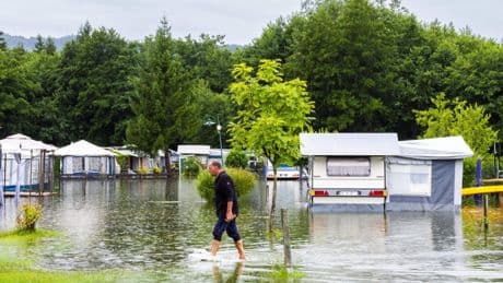 Dit weekend extreem veel regen verwacht in de Alpen: zo ga je goed voorbereid op reis