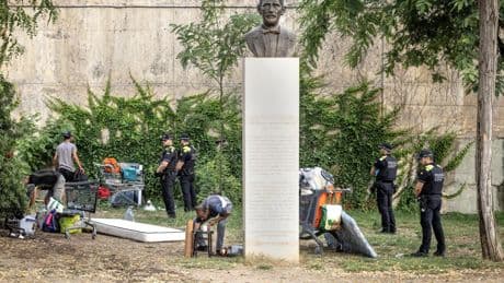 Los sintecho desplazados del parque de la Estació del Nord buscan otros refugios