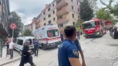Küçükçekmece'de 5 katlı binada yangın: Yaralılar hastaneye kaldırıldı