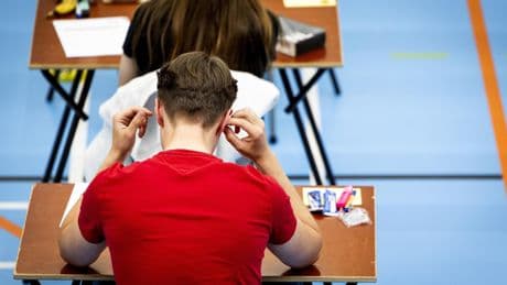 Vwo-scholier Lazar (18) zakt op 0,05 punt voor eindexamen en start rechtszaak: ’Ik wil met mijn vrienden naar de universiteit’