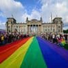 Protestaktion zum CSD in Berlin gestartet: Vor dem Reichstagsgebäude liegt eine riesige Regenbogenflagge