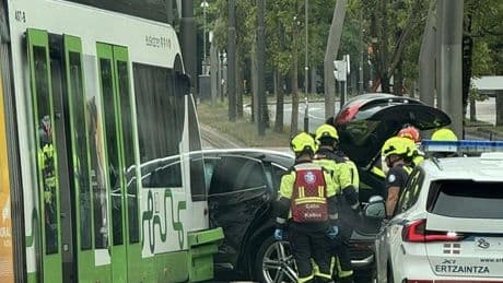 Tres personas heridas por un choque entre su coche y un tranvía a su paso por Zubiarte
