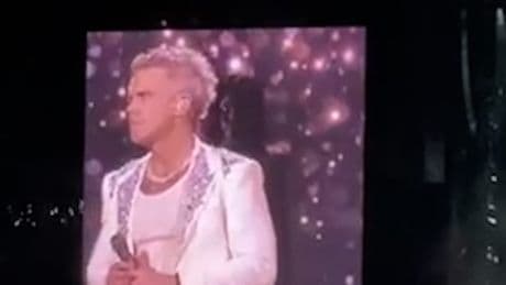 Ein ganzes Stadion singt - Robbie Williams gedenkt Diogo Jota