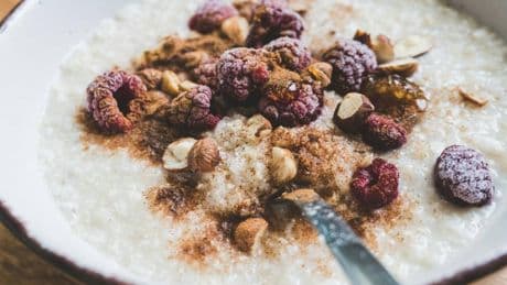 Cosa mangiare la sera a 60 anni e cosa no: i cibi contro la cattiva digestione